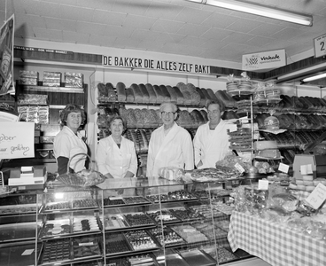 884562 Groepsportret van bakker J. Uyterwaal ('De bakker die alles zelf bakt') met zijn personeel in zijn bakkerij ...